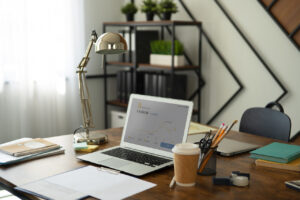 mesa de trabalho ou escrivaninha de um home office